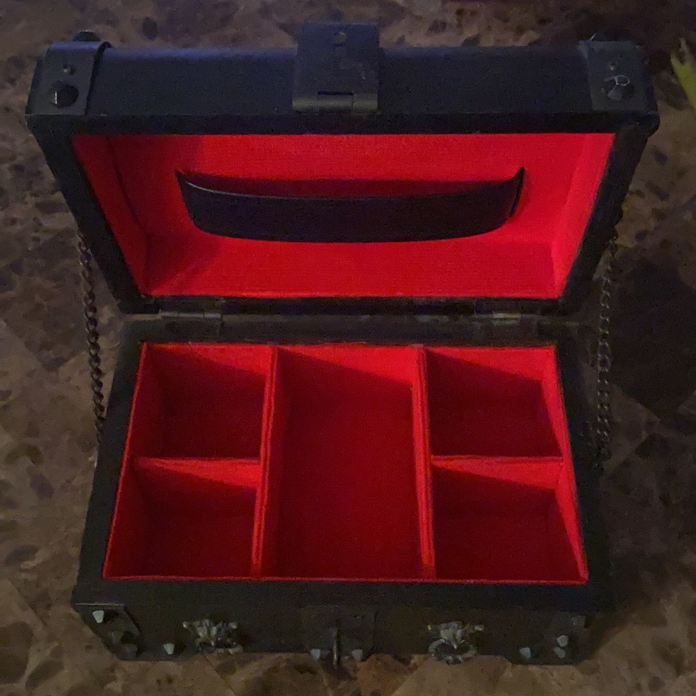 Treasure chest with lions heads LOCKABLE HASP studded metal accents chains JAPAN - Picture 4 of 12